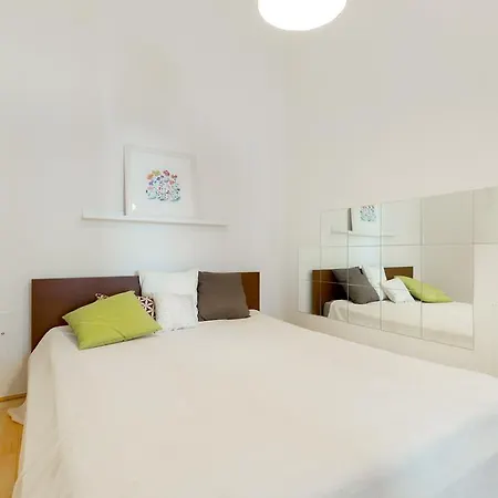 Henszlmann 5- Karolyi Park Apartment