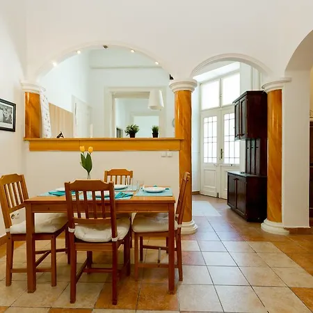 Henszlmann 5- Karolyi Park Apartment *