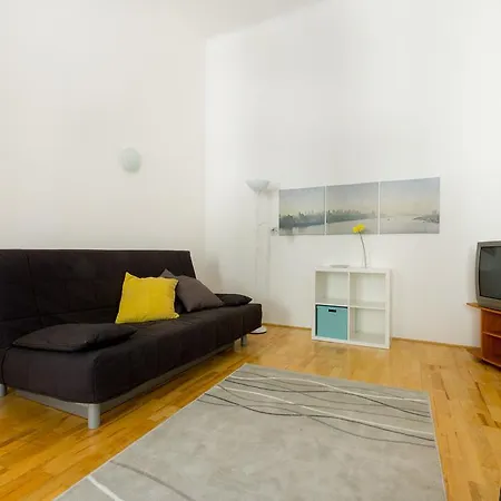 Henszlmann 5- Karolyi Park Apartment *