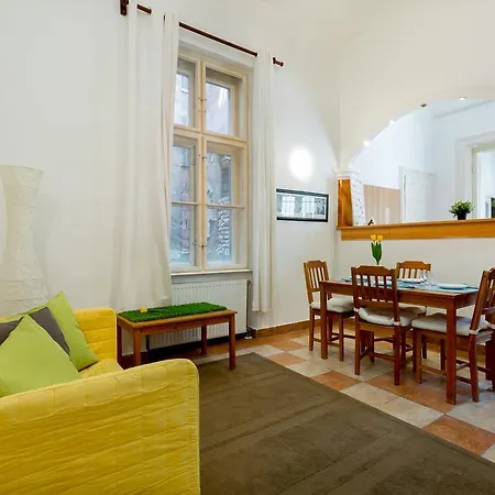 Henszlmann 5- Karolyi Park Apartment *