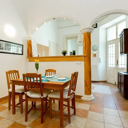 Apartment Henszlmann 5- Karolyi Park Budapest