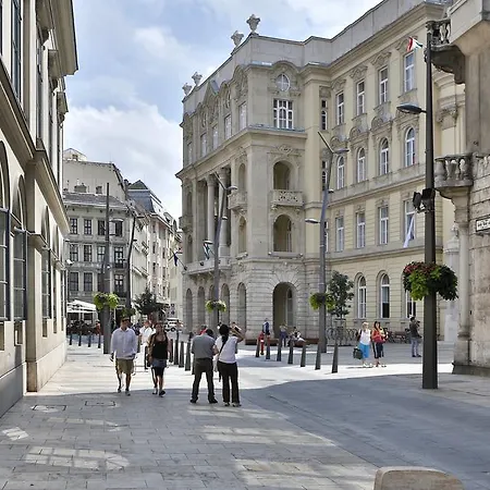 Henszlmann 5- Karolyi Park Apartment Budapest